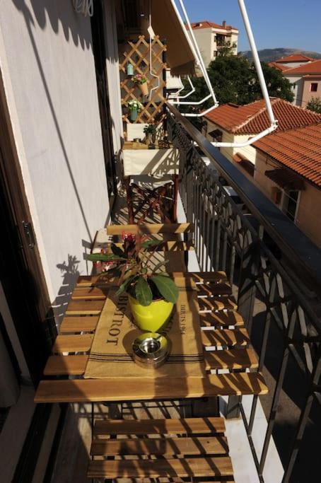 Delphic Moments - Sunny App 3Br, 2Ba With View Apartment Exterior photo